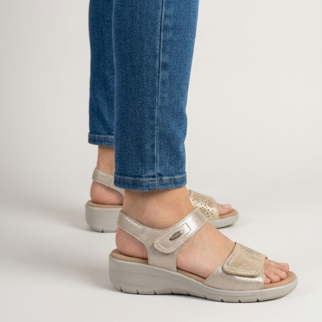 Damen Sandalen mit verstellbaren Riemen und Keilabsatz von hinten