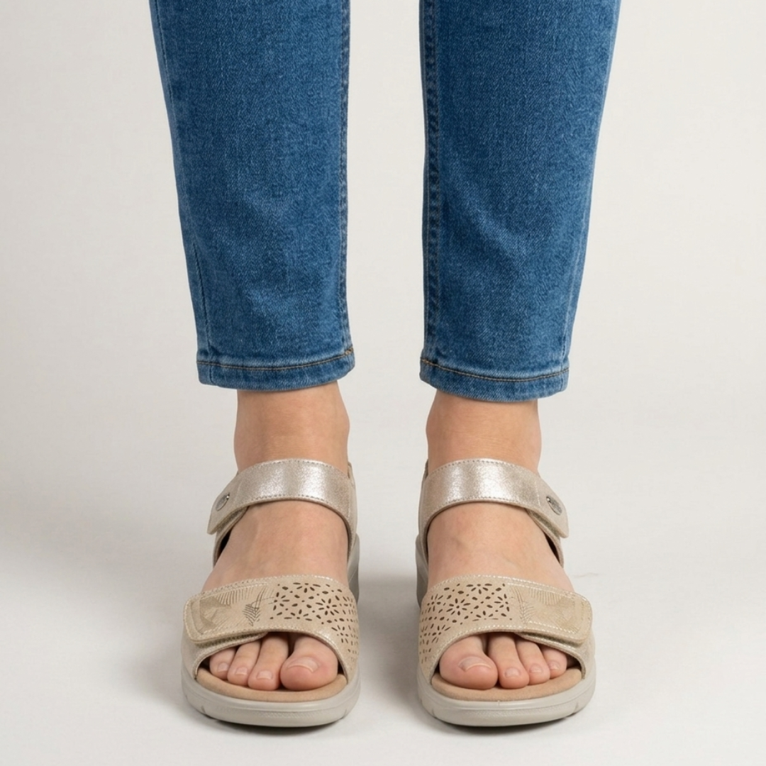 Detailansicht der verstellbaren Riemen an Damen Sandalen mit Keilabsatz