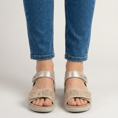 Detailansicht der verstellbaren Riemen an Damen Sandalen mit Keilabsatz