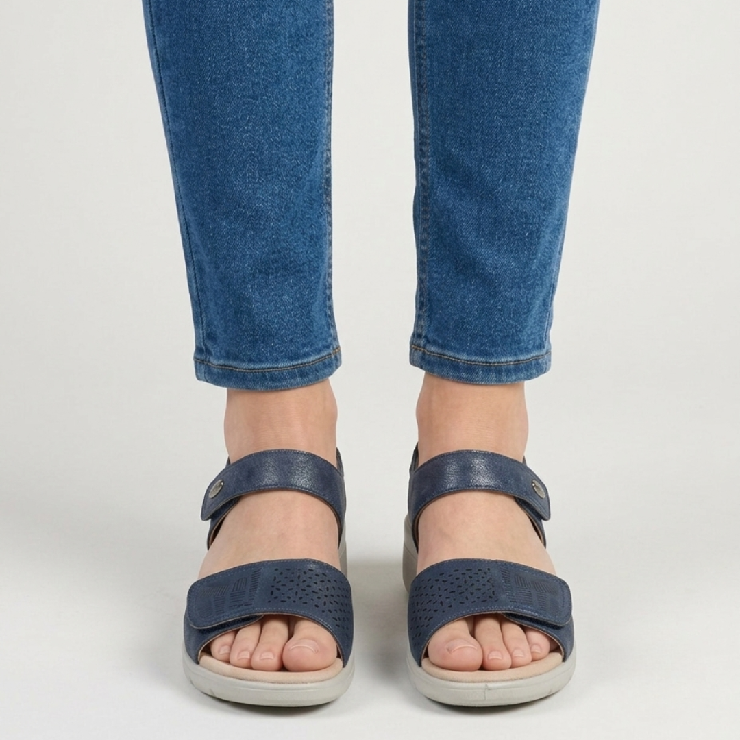 Damen Sandalen mit verstellbaren Riemen am Fuß getragen