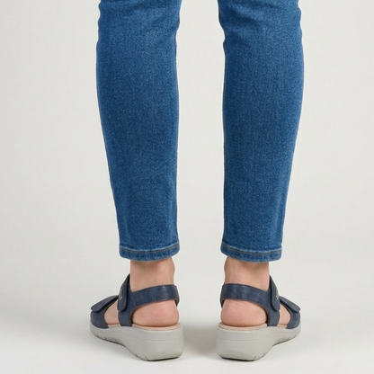 Damen Sandalen mit verstellbaren Riemen und Keilabsatz im kompletten Produktbild