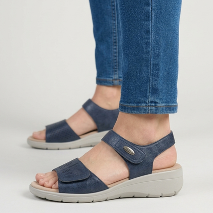 Damen Sandalen mit Keilabsatz in Nahaufnahme des Obermaterials