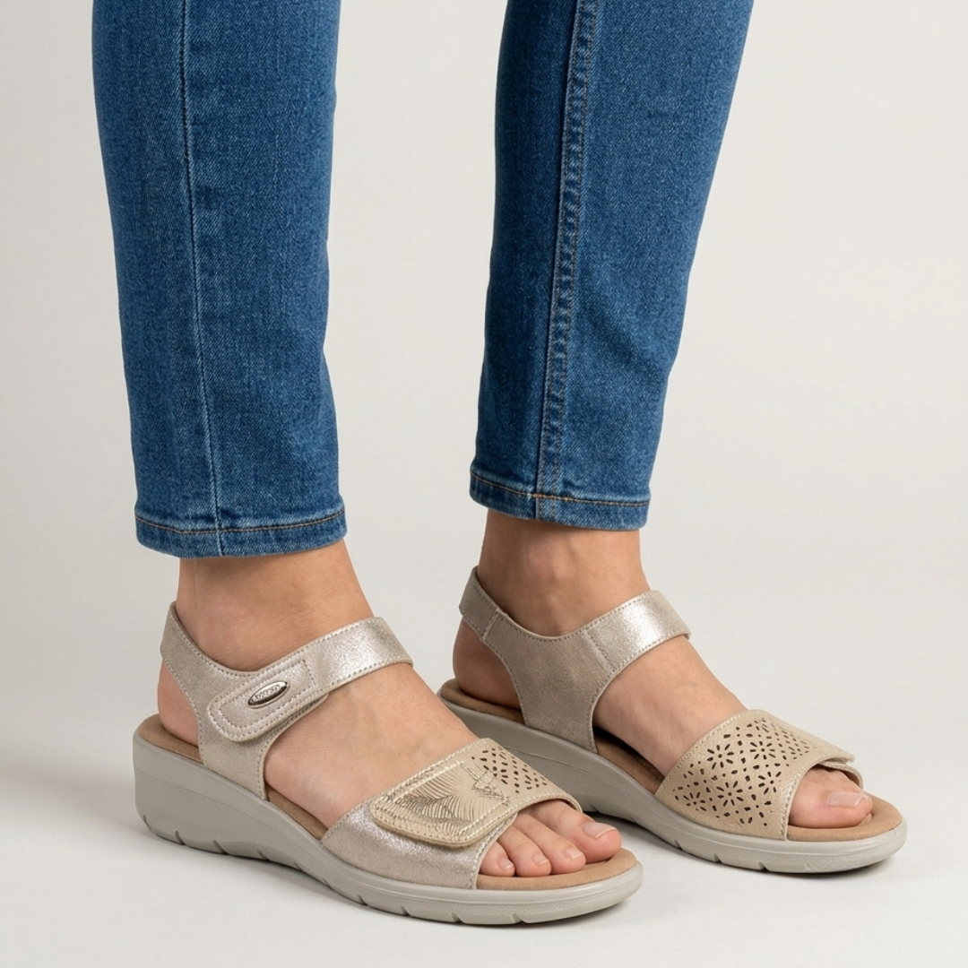 Damen Sandalen mit verstellbaren Riemen und Keilabsatz in Vorderansicht