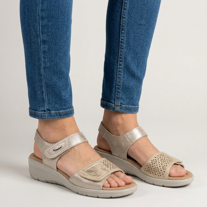 Damen Sandalen mit verstellbaren Riemen und Keilabsatz in Vorderansicht