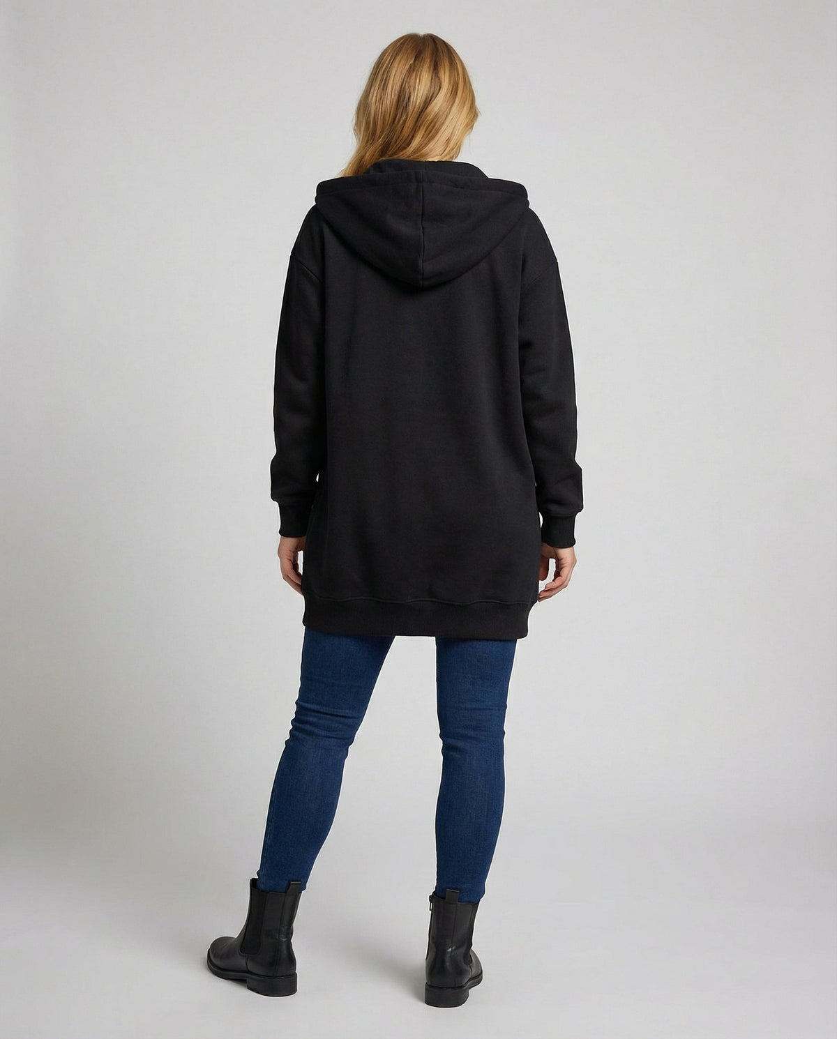 Seitenansicht des knielangen Damen-Hoodies mit Kapuze
