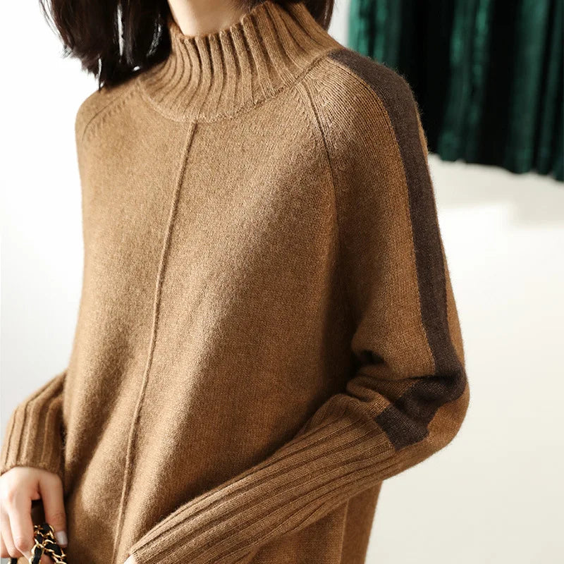 Detailaufnahme des gerippten Rollkragens am Strickkleid