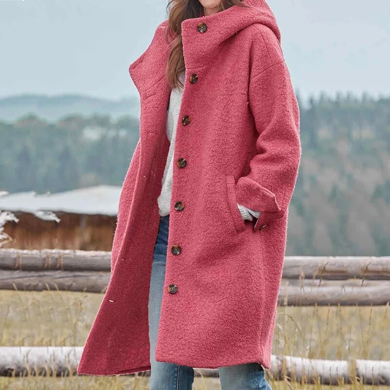 Langer eleganter Mantel für Damen bei winterlichem Wetter