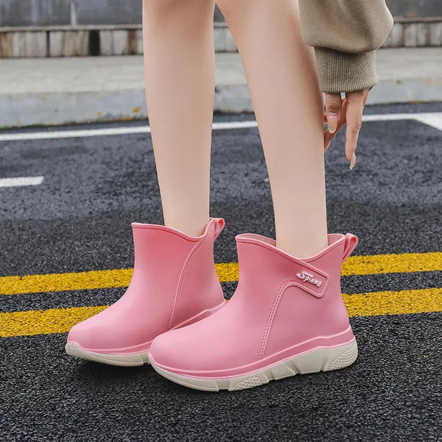 Paar Damen-Gummistiefel mit mittelhohem Schaft