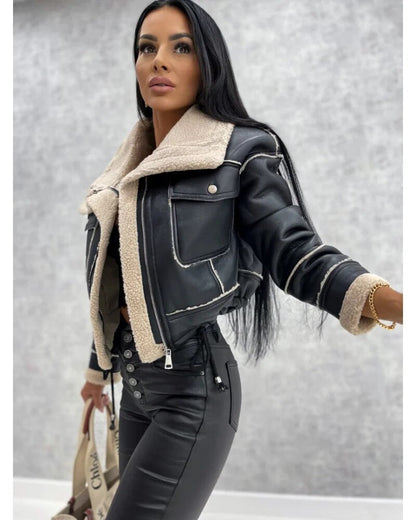 Kurze Lederjacke mit Teddyfutter