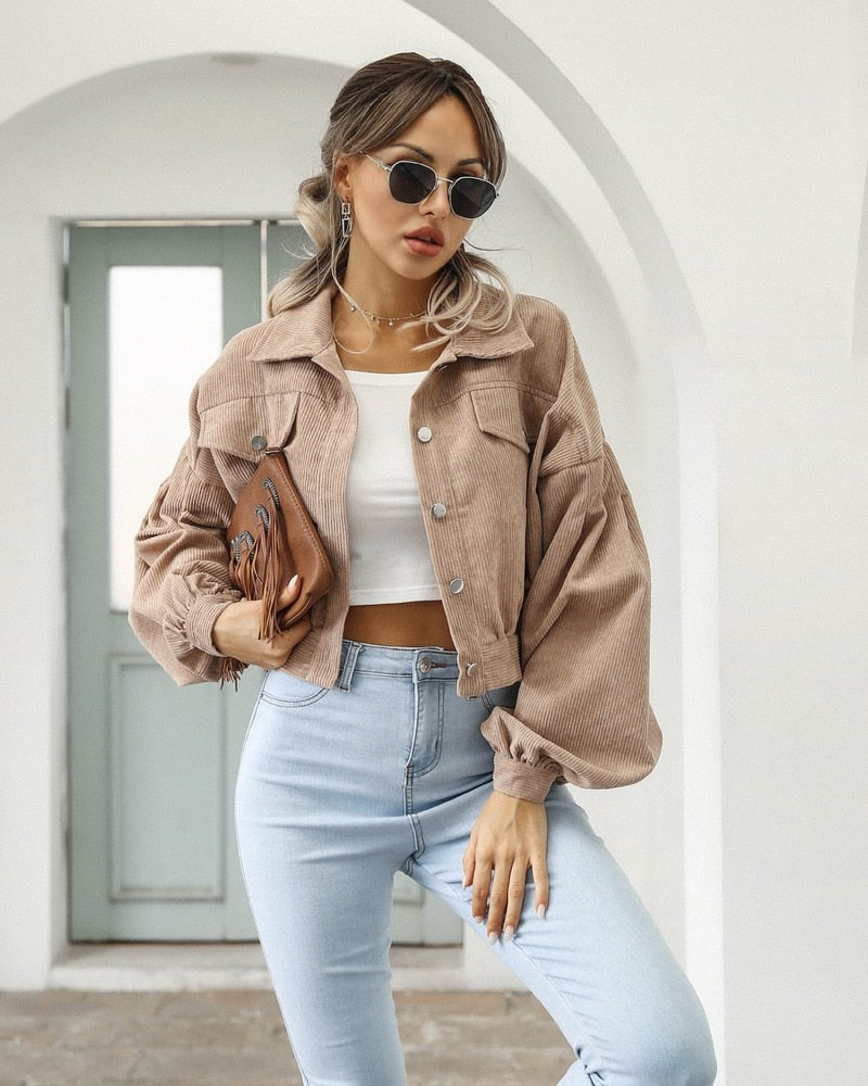 Seitliche Ansicht der Damenjacke mit modernem Cropped-Schnitt