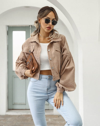 Seitliche Ansicht der Damenjacke mit modernem Cropped-Schnitt