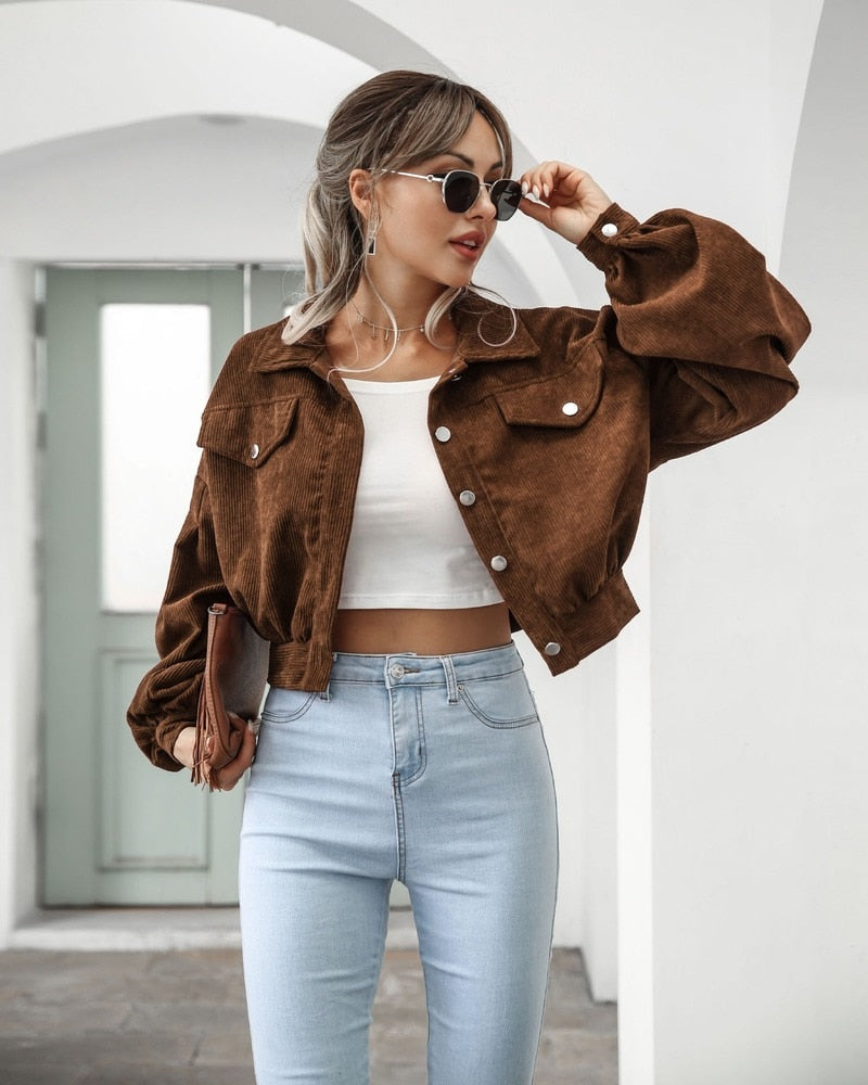 Detailansicht der Knöpfe und aufgesetzten Taschen der Cropped-Jacke