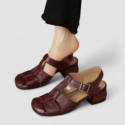 Damen Mary Jane Schuhe mit Riemen und Blockabsatz in Seitenansicht