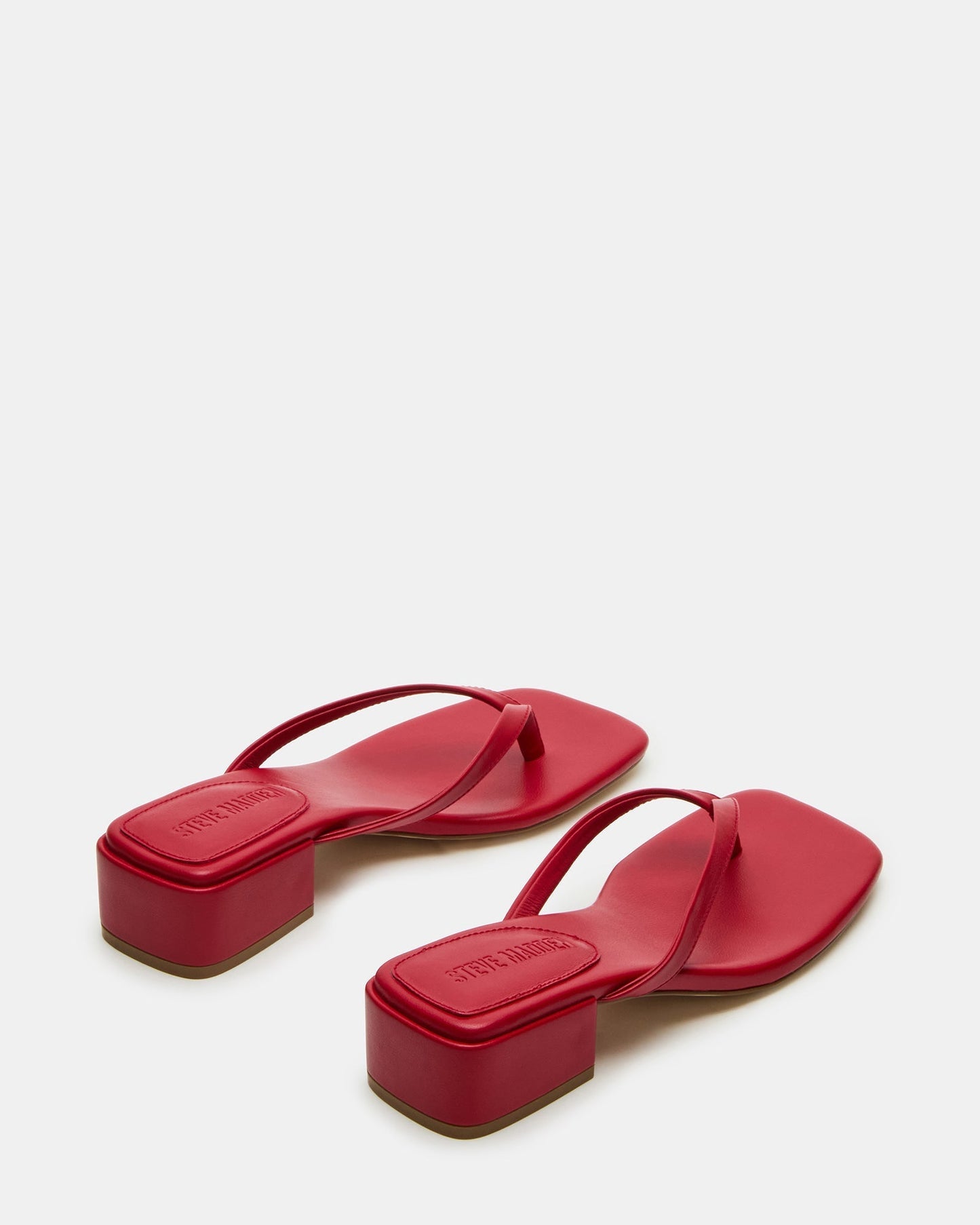 Detailansicht der veganen Mule Sandalen mit Zehentrenner und Absatz
