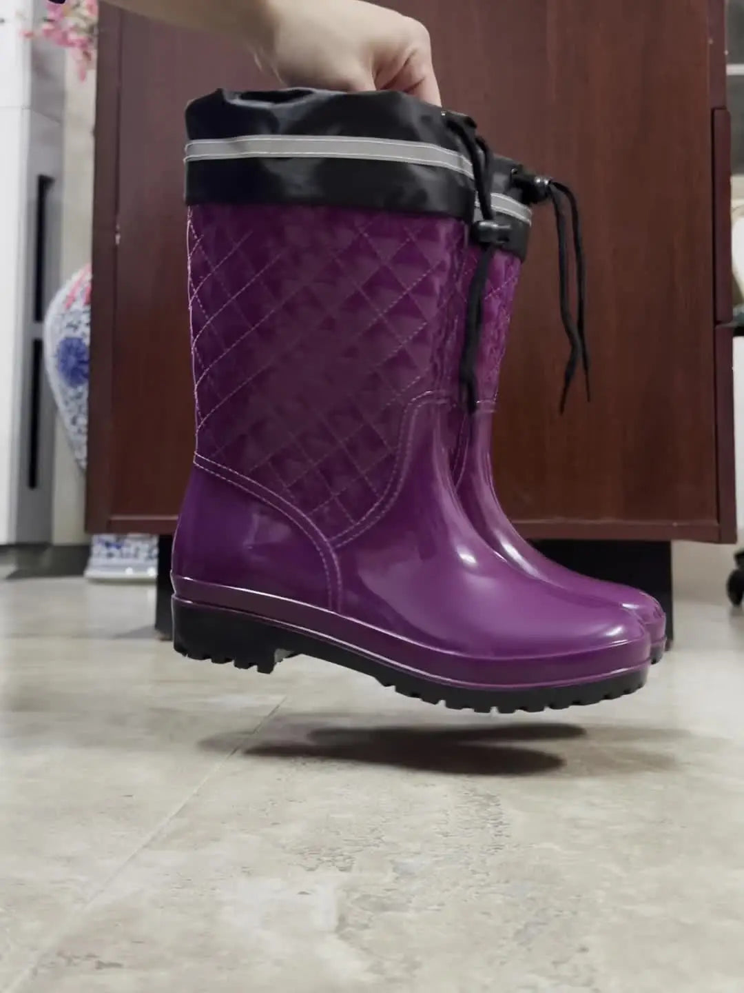 Minimalistische Damen-Regenstiefel in der Produktansicht