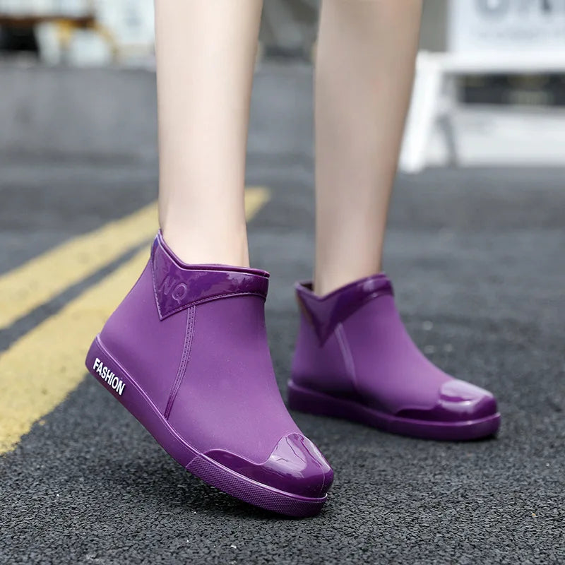 Kurze Regenstiefel für Damen in seitlicher Ansicht