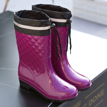 Minimalistische Regenstiefel für Damen in der Rückansicht