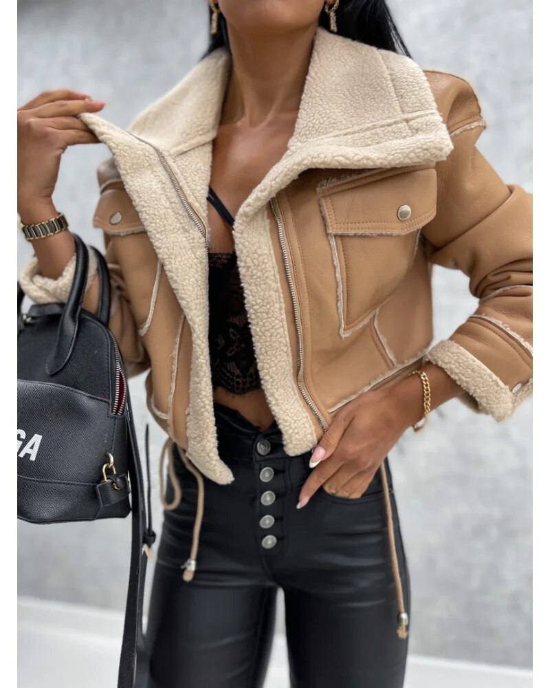 Kurze Lederjacke mit Teddyfutter