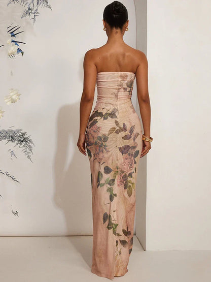 Bodenlanges Damenkleid mit auffälligem Blumenprint