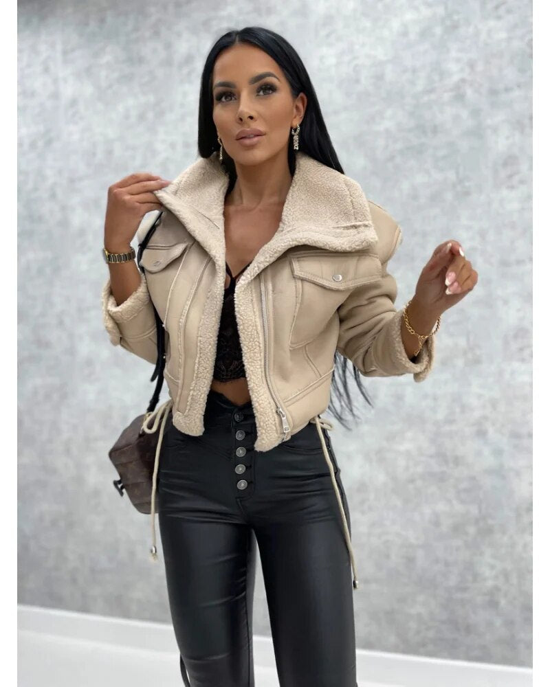 Kurze Lederjacke mit Teddyfutter