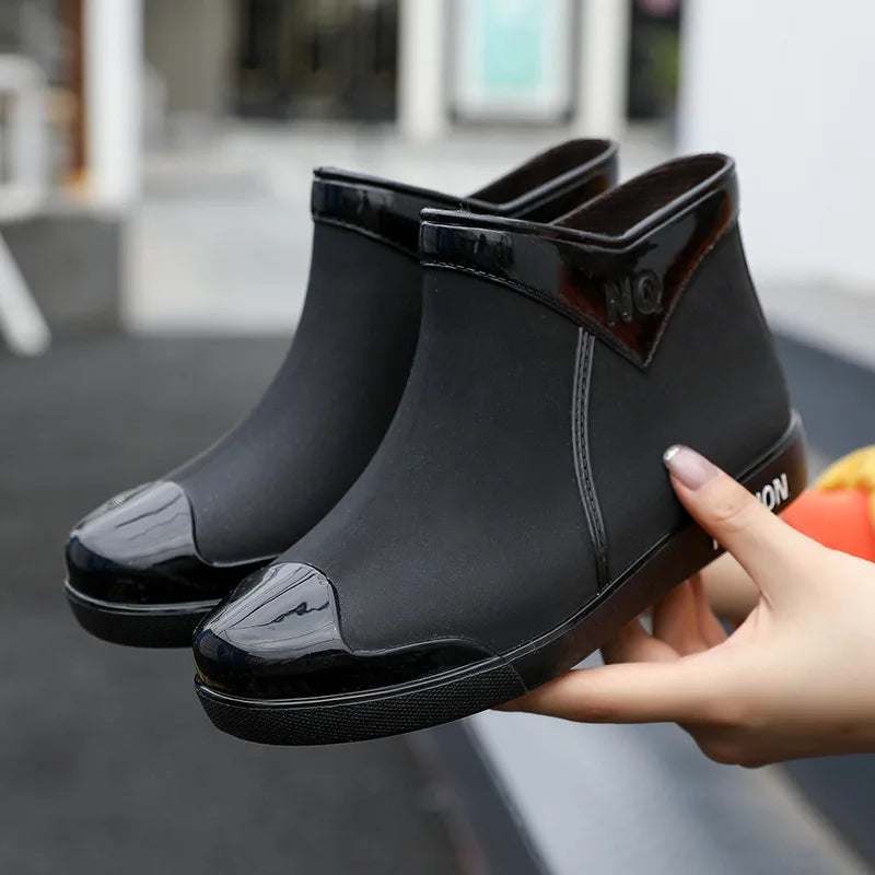 Damen-Gummistiefeletten als praktische Begleiter für Regentage