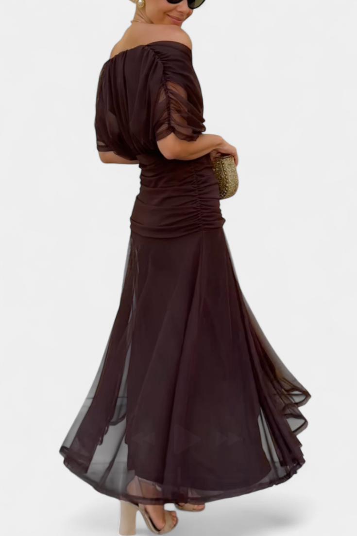Detailansicht des V-Ausschnitts am Damen-Maxikleid