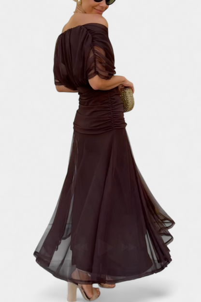 Detailansicht des V-Ausschnitts am Damen-Maxikleid