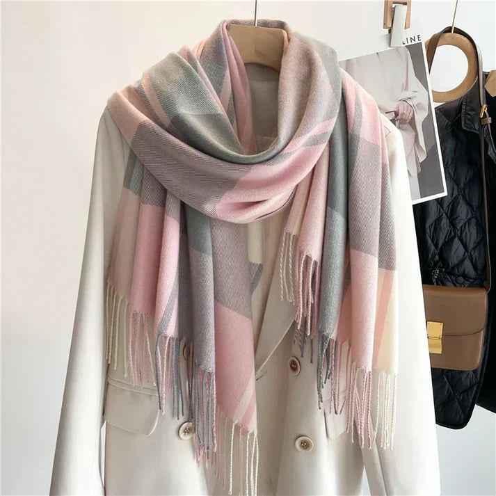 Damen-Karoschal passend zu einem eleganten Alltagsoutfit