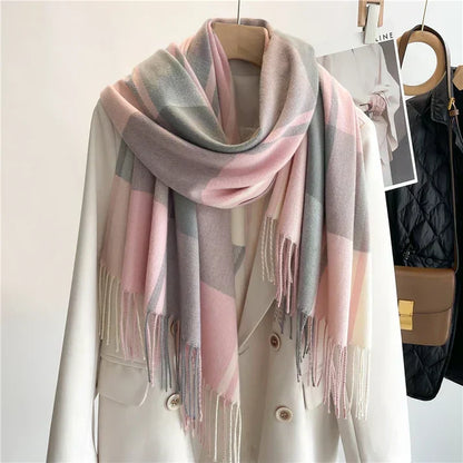 Damen-Karoschal passend zu einem eleganten Alltagsoutfit
