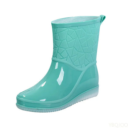 Kurze Damen-Regenstiefel als praktische Schuhe für Regentage