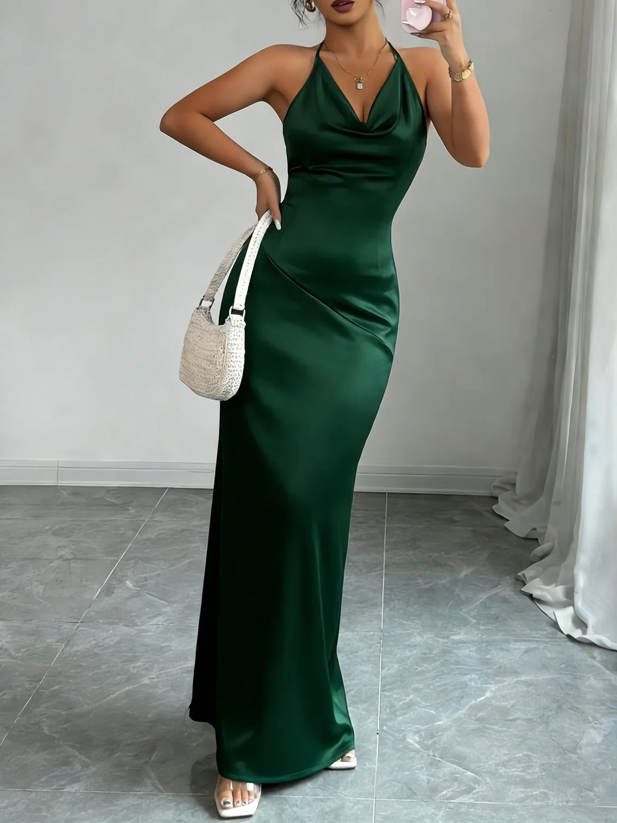 Langes Damenkleid mit auffälligem Wasserfallausschnitt für besondere Anlässe