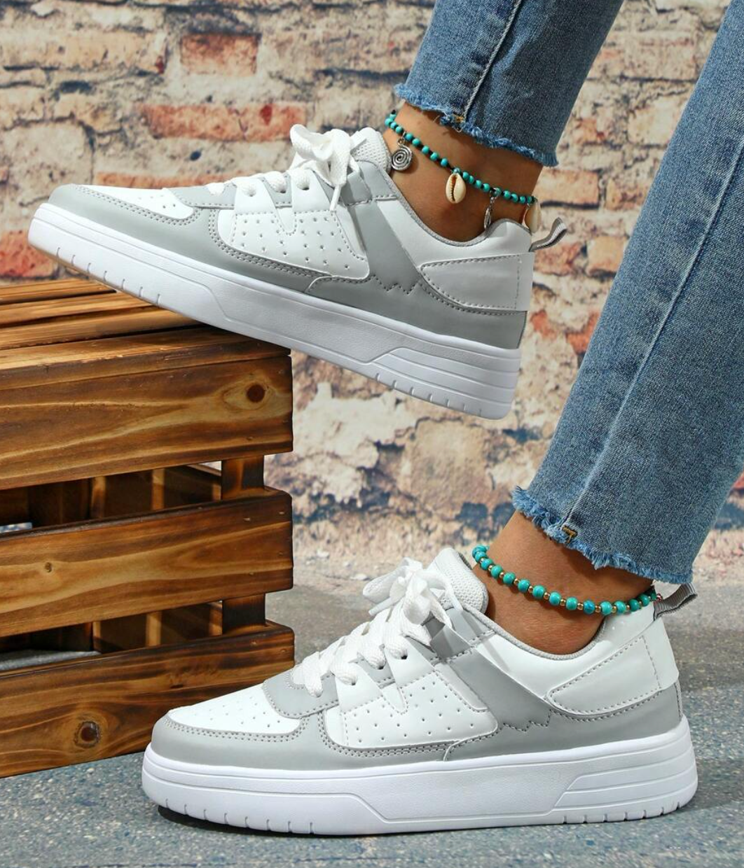 Damen-Sneaker mit Leo-Print von schräg vorne