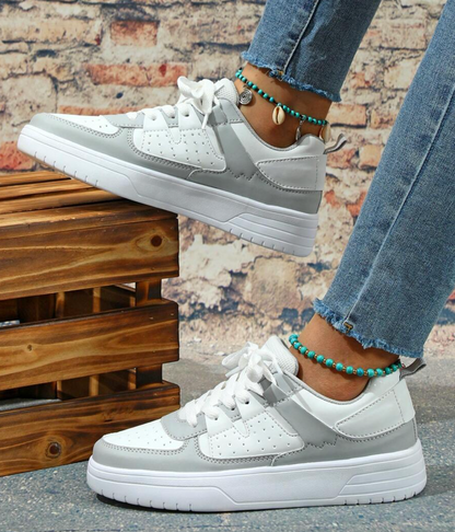 Damen-Sneaker mit Leo-Print von schräg vorne