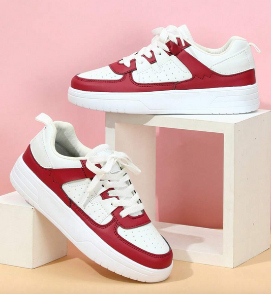 Damen-Sneaker mit Leo-Print in Seitenansicht