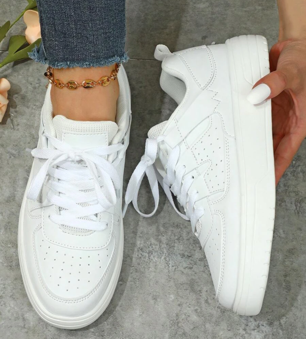 Damen-Sneaker mit Leo-Print als Paar auf weißem Hintergrund