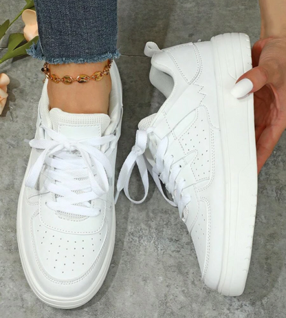 Damen-Sneaker mit Leo-Print als Paar auf weißem Hintergrund