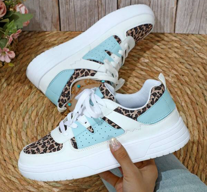 Damen-Sneaker mit Schnürung und Animalprint von oben