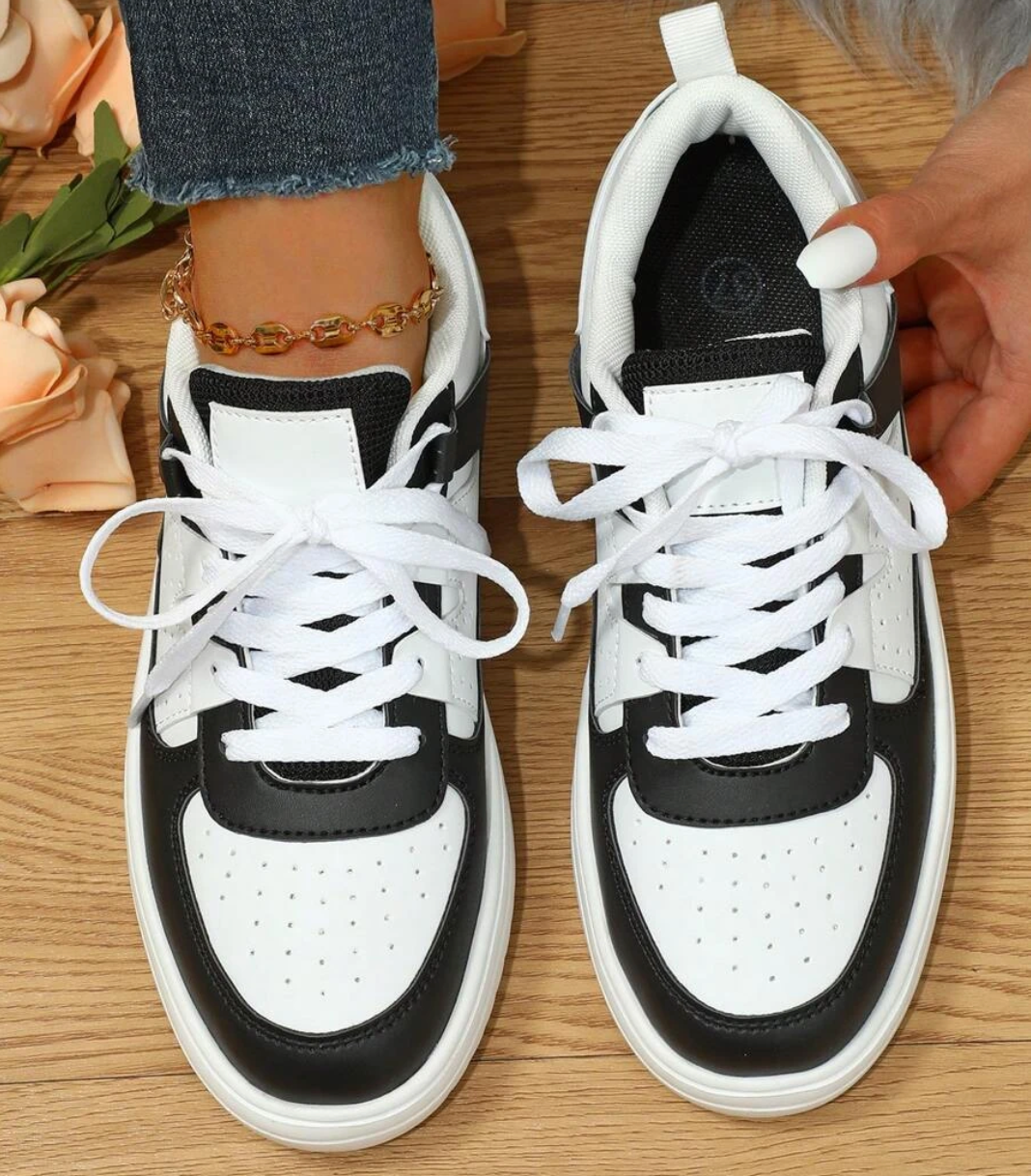 Damen-Sneaker mit Leo-Print in Rückansicht