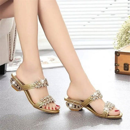 Ansicht der Damen Sandalen mit flacher Sohle und Strassbesatz