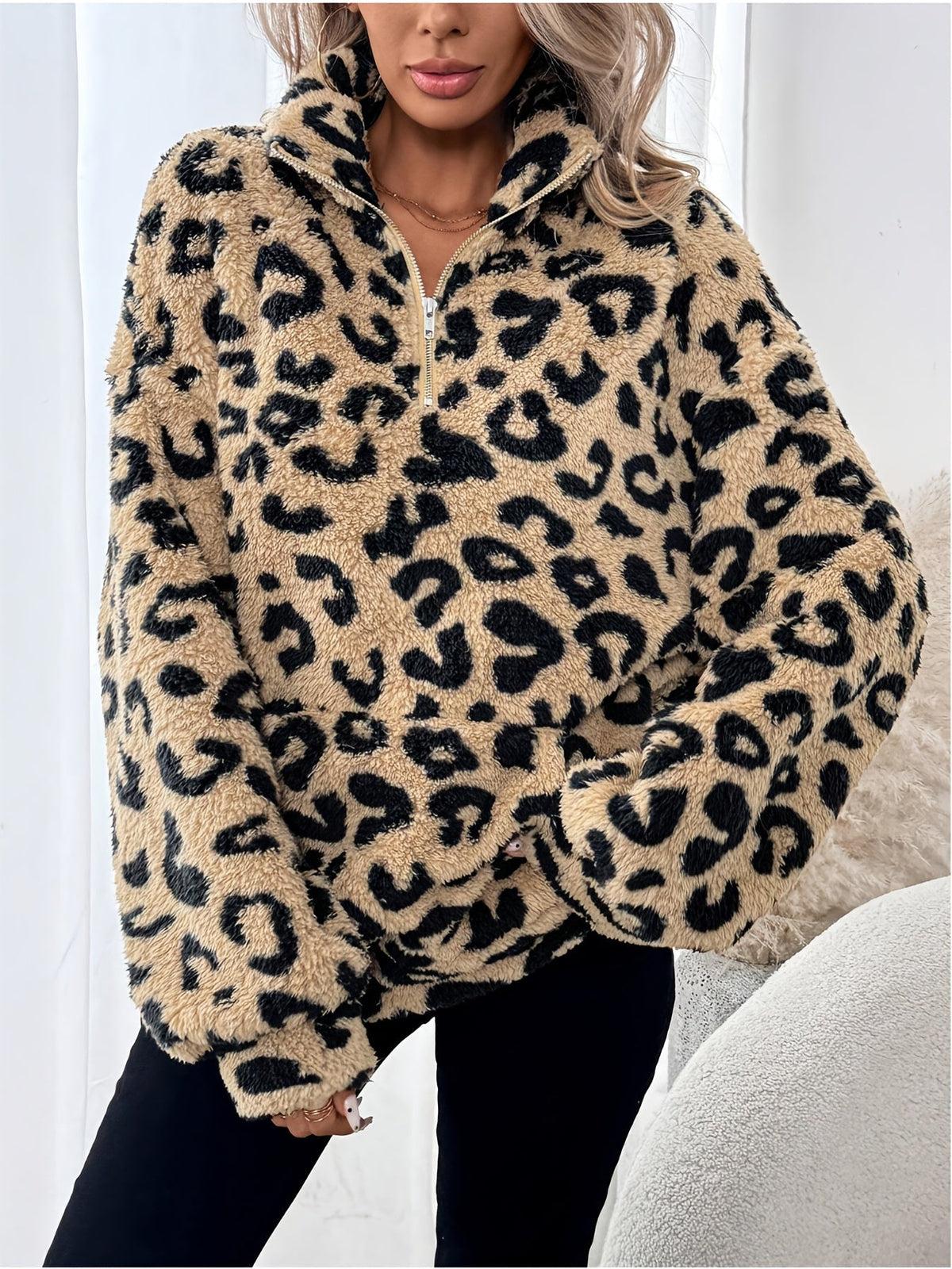Damenpullover mit Leopardenmuster in der Rückansicht