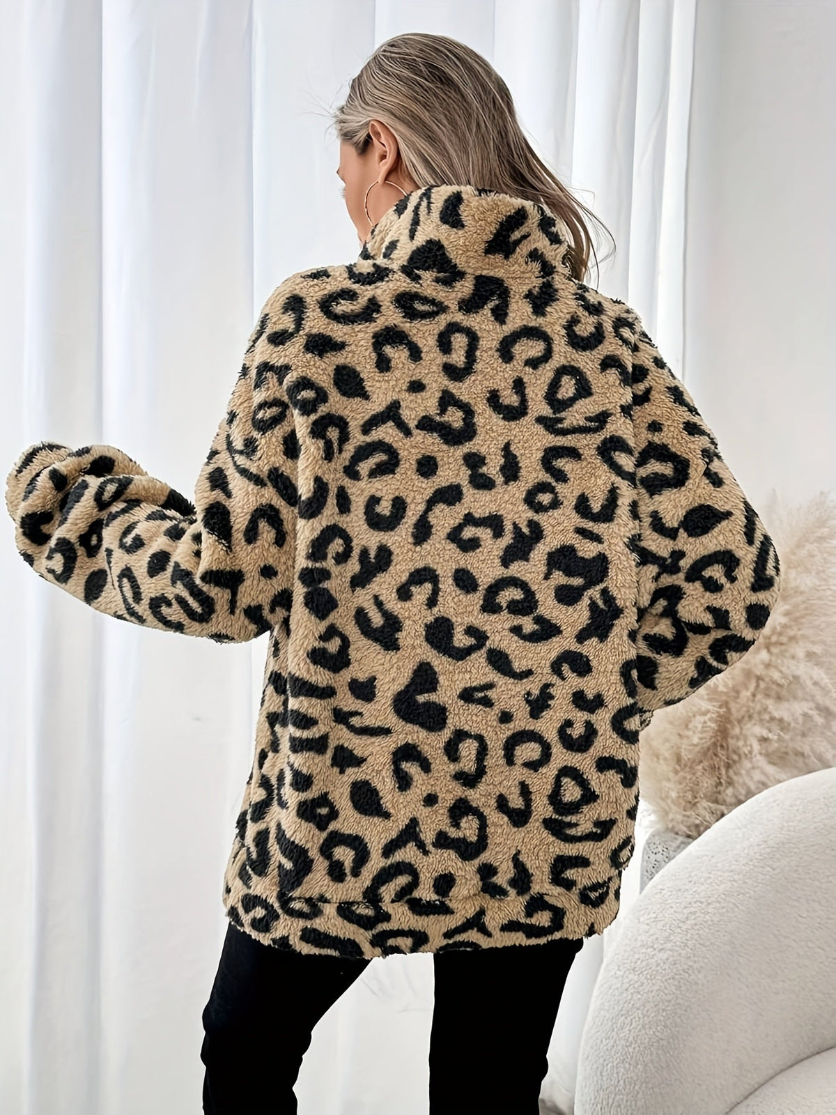 Detailansicht des Leopardenmusters am Damenpullover