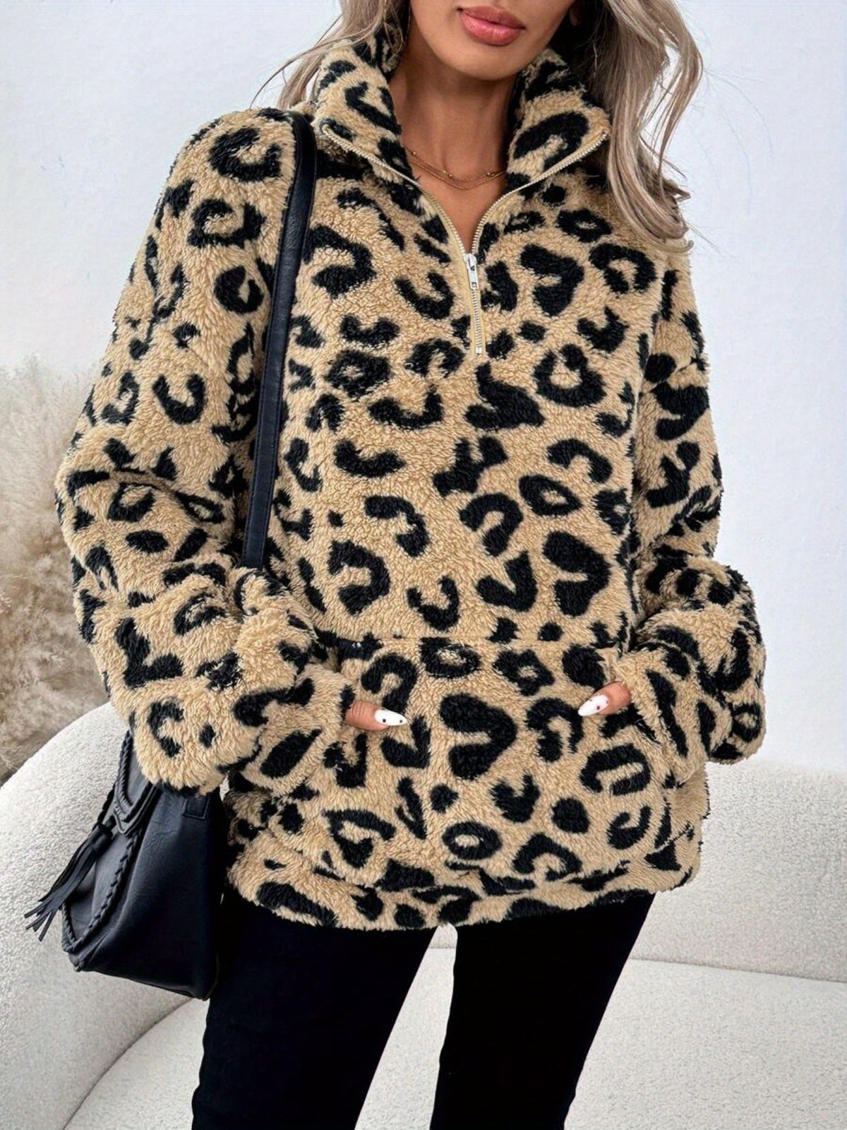 Seitliche Ansicht des Damenpullovers mit Leopardenmuster