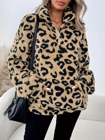 Seitliche Ansicht des Damenpullovers mit Leopardenmuster