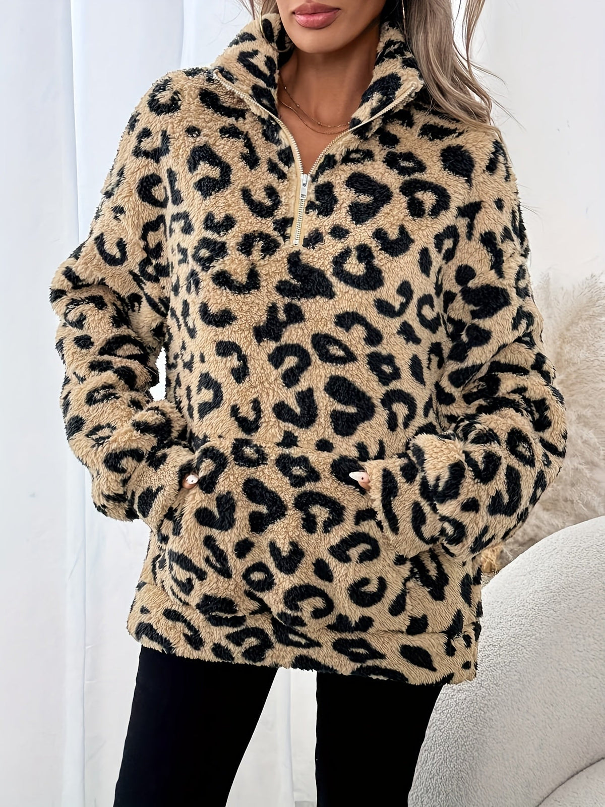 Gesamtansicht des Damenpullovers mit Leopardenmuster und Halbzip