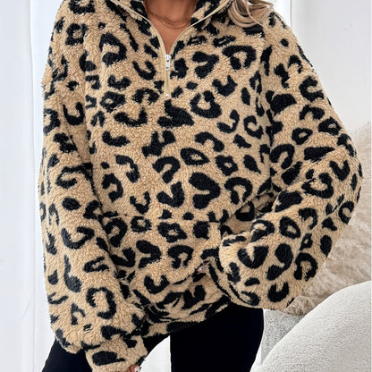 Damenpullover mit Leopardenmuster und halbem Reißverschluss in der Vorderansicht