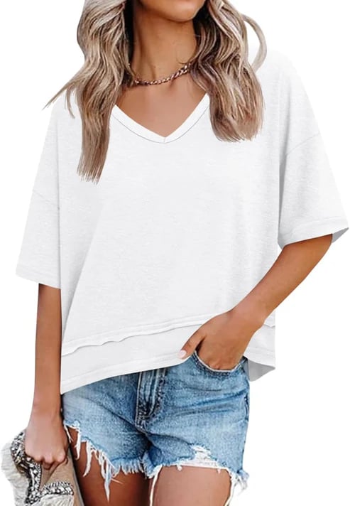 Damen T-Shirt mit V-Ausschnitt in Seitenansicht mit fließender Silhouette