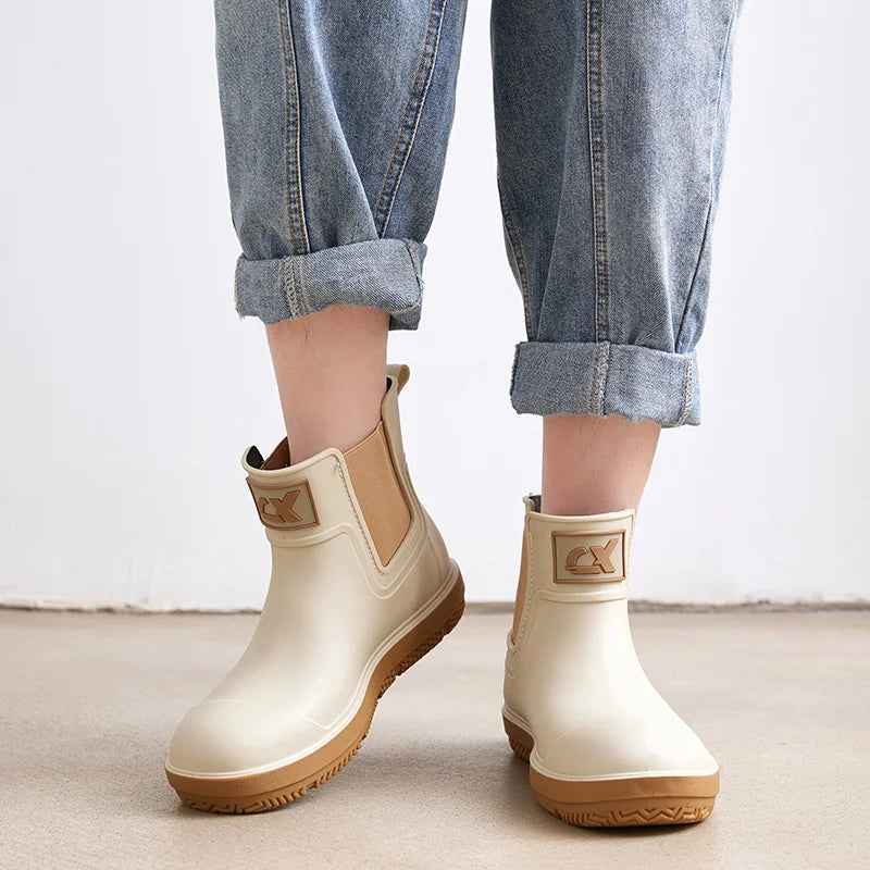 Nahaufnahme des mittelhohen Schafts der wasserdichten Regenstiefel
