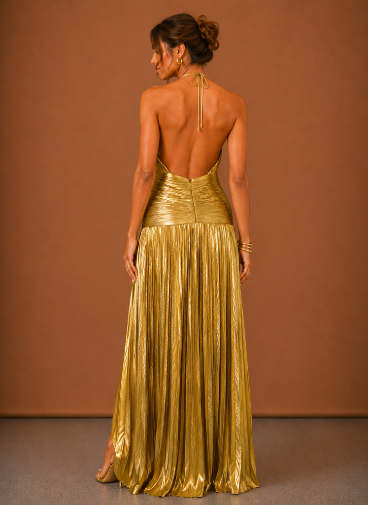 Detailaufnahme des Neckholder-Ausschnitts am eleganten Damenkleid