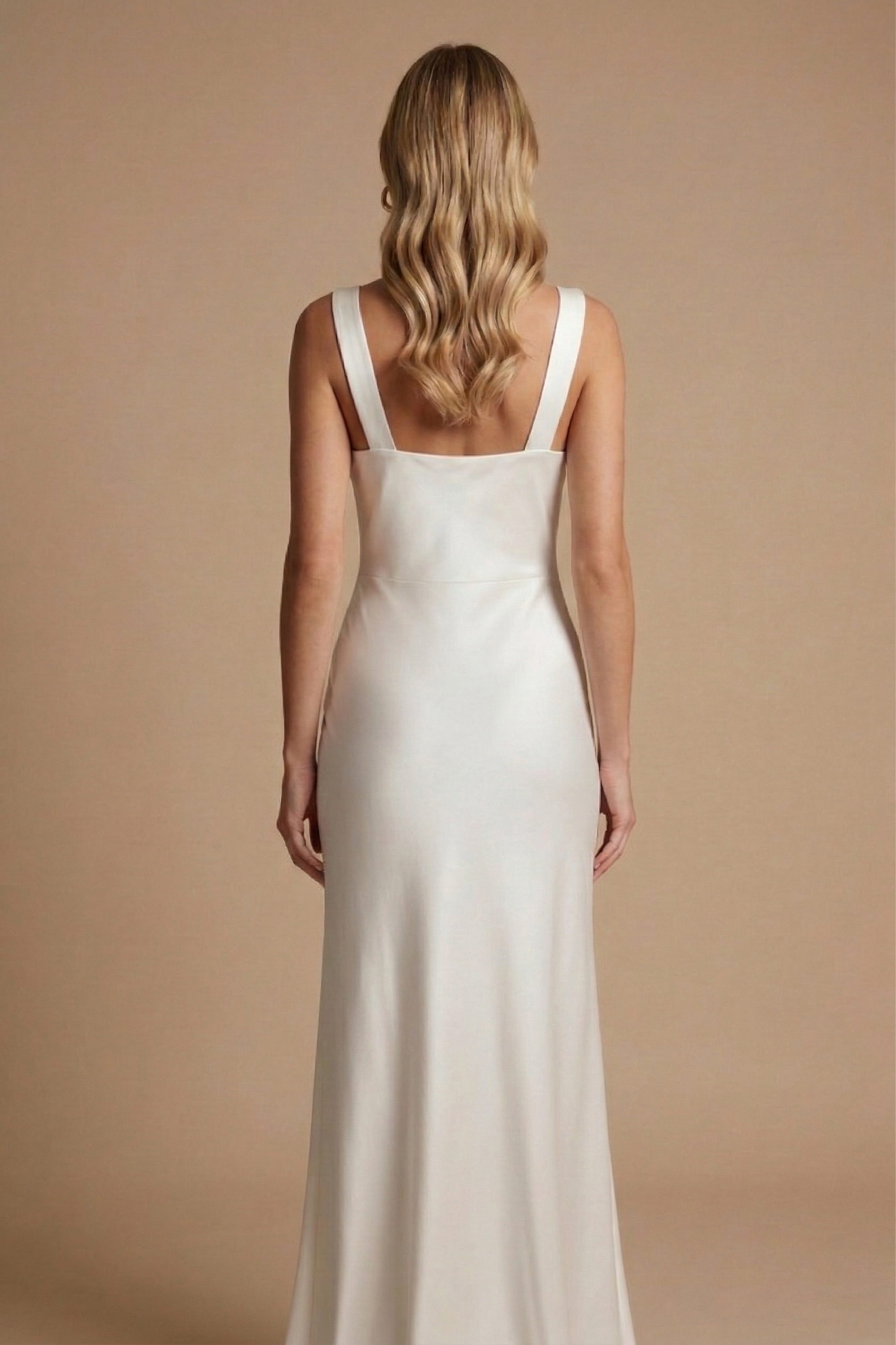 Detailansicht des drapierten Ausschnitts am Damen-Maxikleid