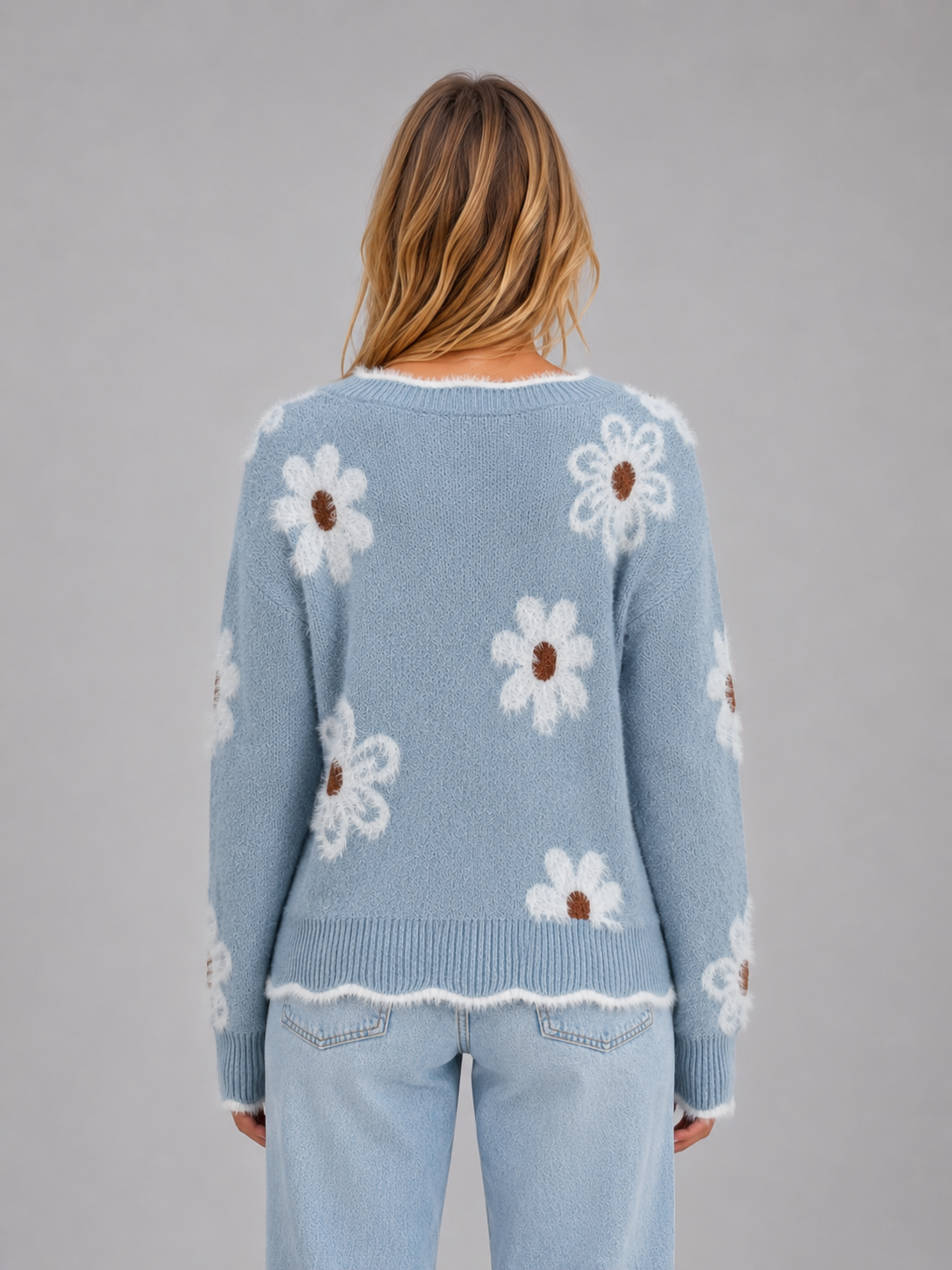 Weicher Damenpullover mit floralem Muster und langen Ärmeln im Detail